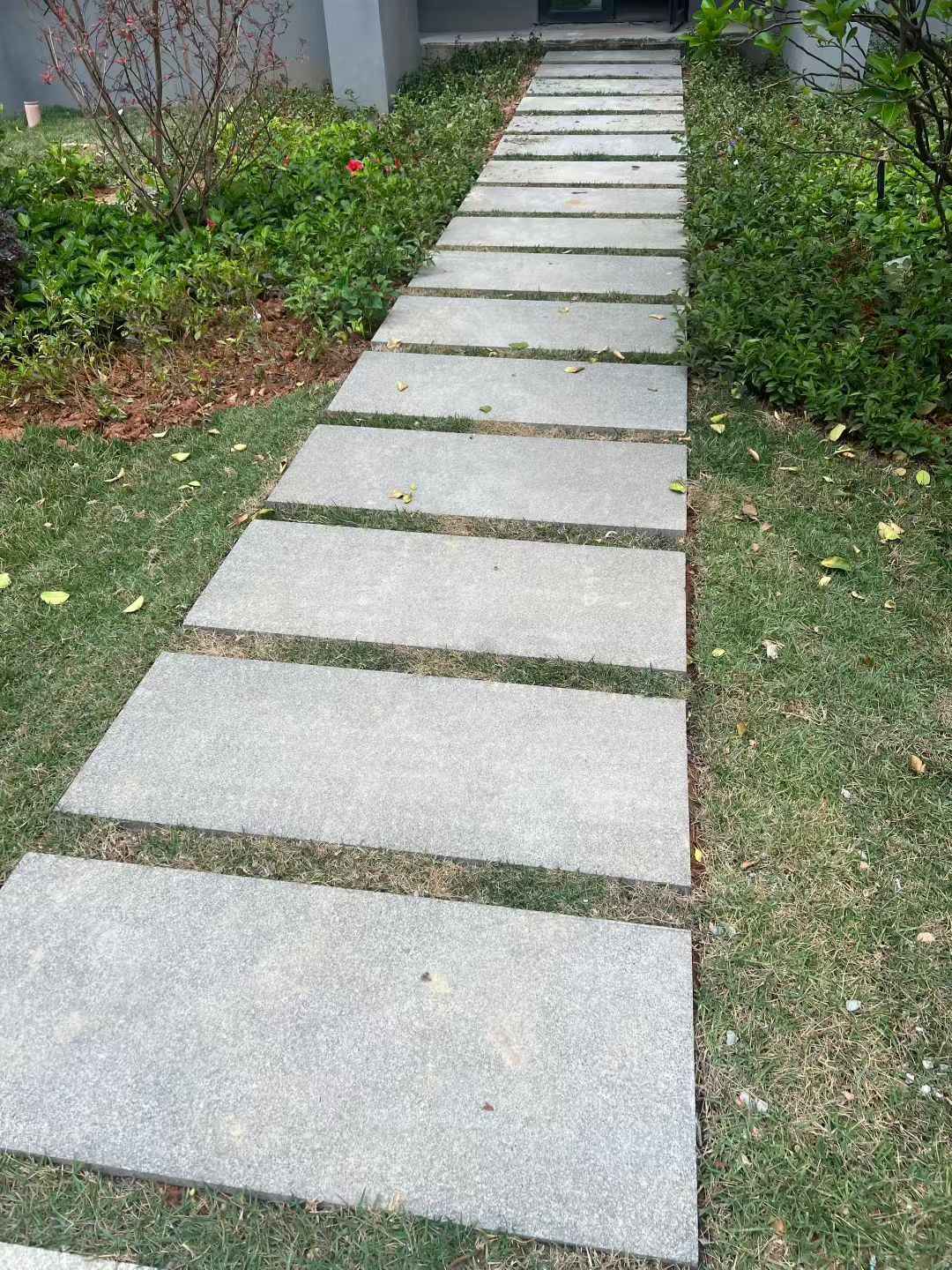 赤峰 芝麻黑小区踏步、汀步石铺装效果