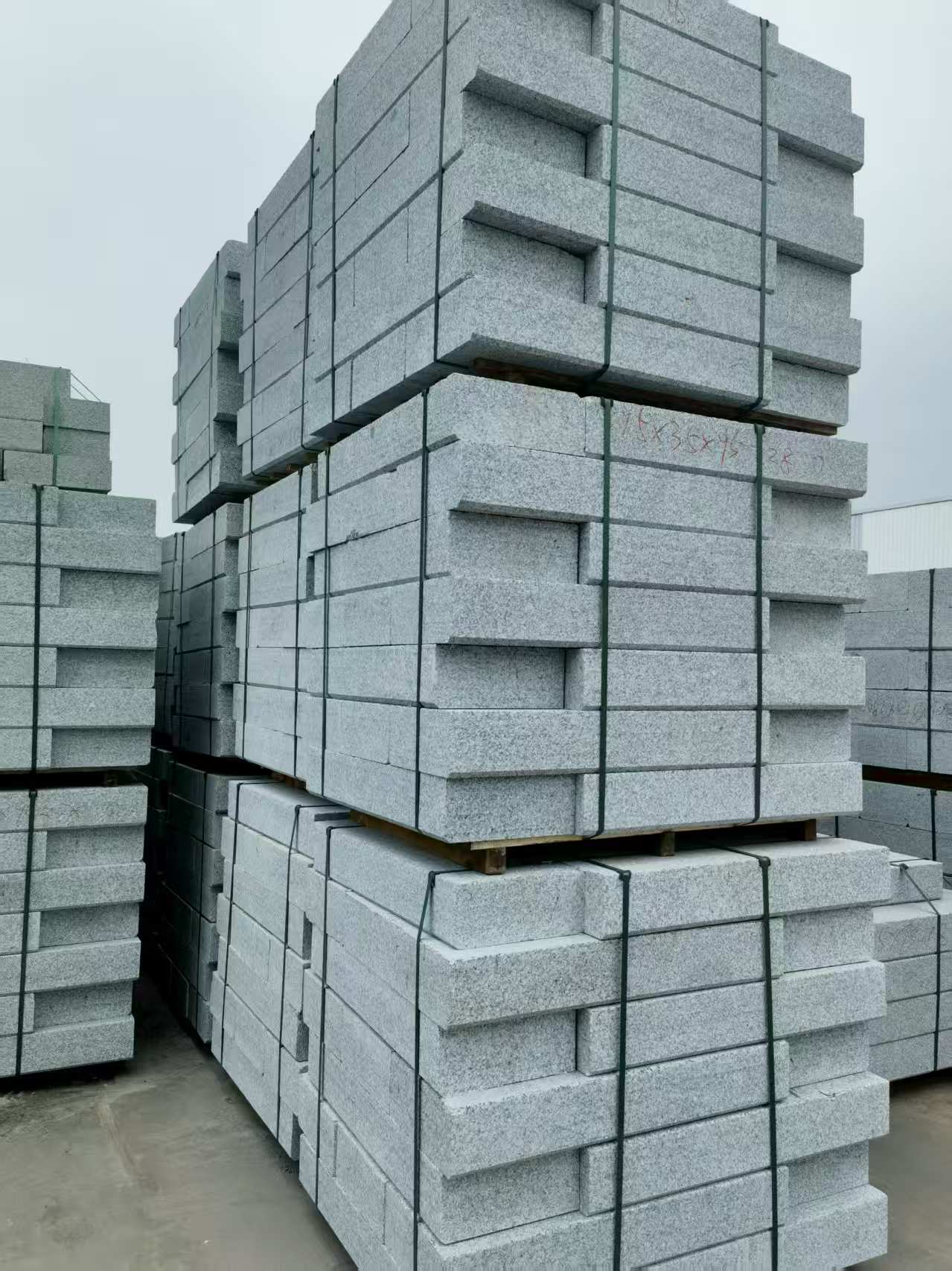 赤峰 路沿石，板板正正的路沿石