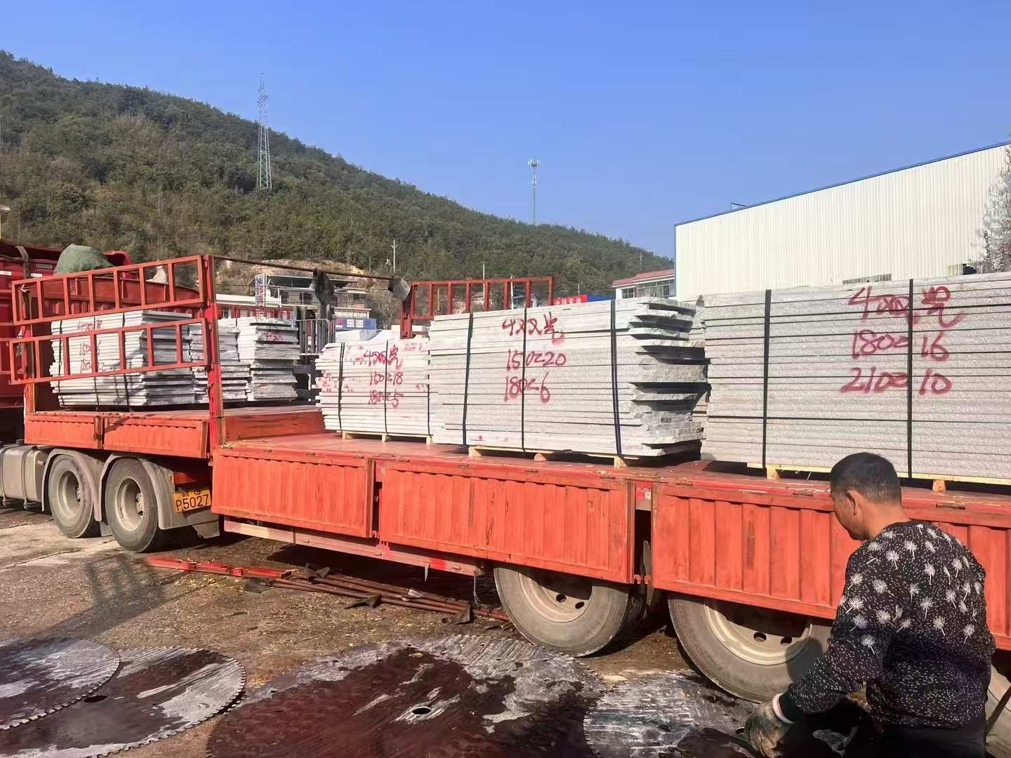 赤峰 芝麻灰花岗岩光面毛板出货日常