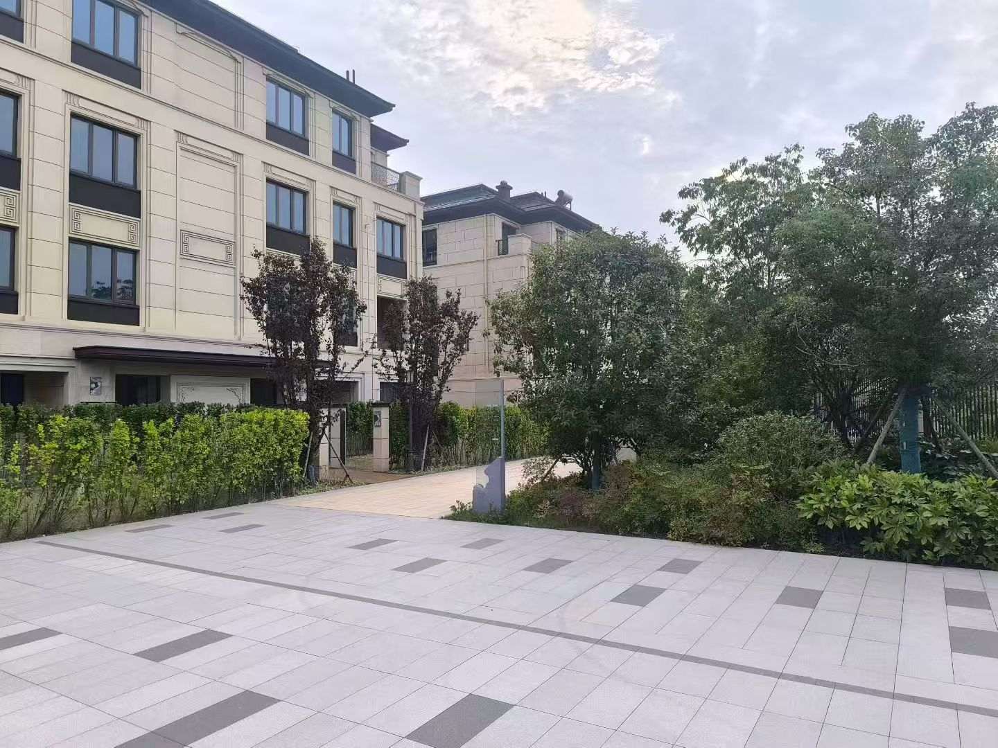 赤峰 芝麻白与芝麻白搭配铺装，尺寸1200*600