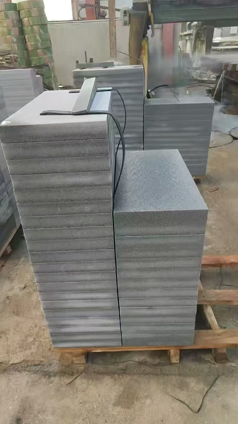 赤峰 芝麻灰火烧面300*600*50地铺石材